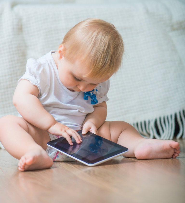 Niños usando tecnología